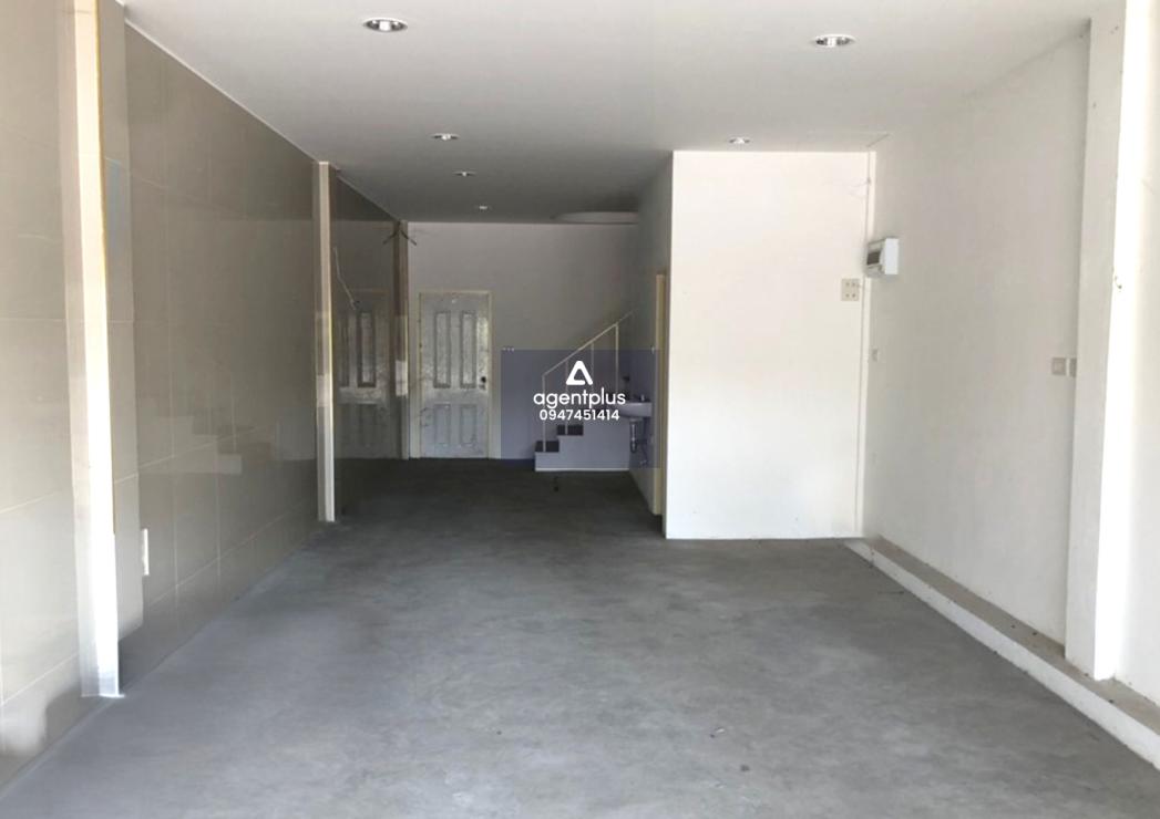 อาคารพาณิชย์ 3 ชั้น ทำเลดี บริเวณโดยรอบเป็นแหล่งชุมชน เดินทางสะดวก ติดถนนโรงโป๊ะ–เขาไม้แก้ว สาธารณูปโภคครบ เหมาะสำหรับอยู่อาศัยหรือประกอบธุรกิจ