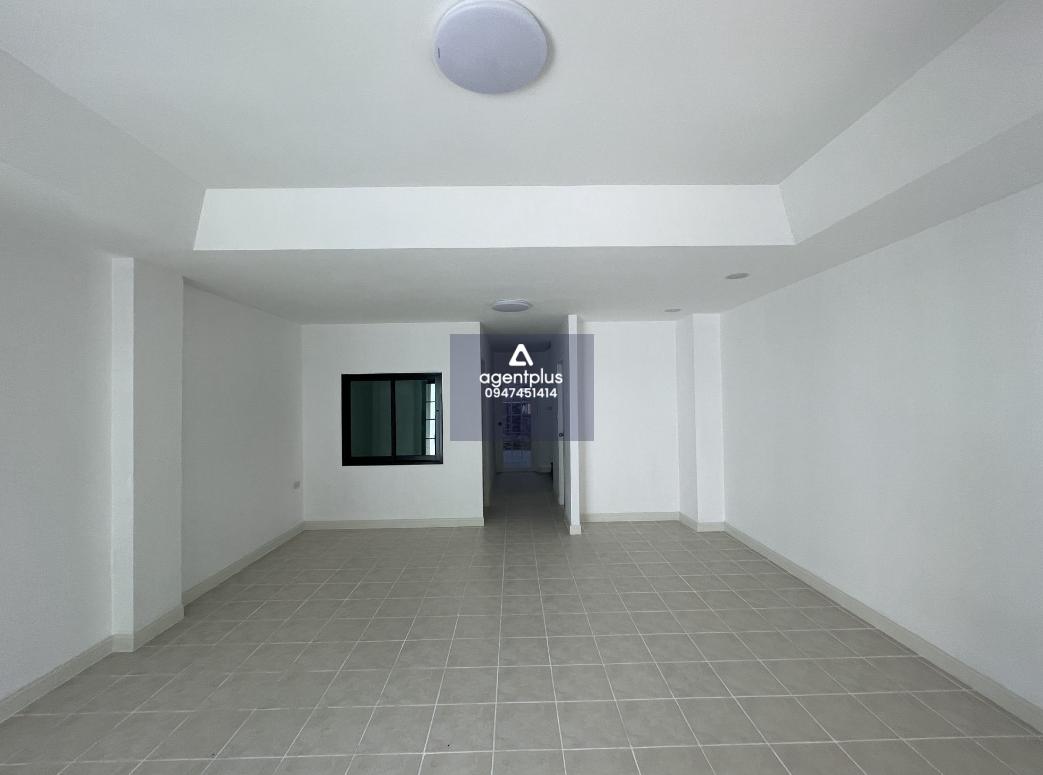 ทาวน์เฮ้าส์ 2 ชั้น โครงการรัฐกิจ : ปรับปรุงใหม่ ทำเลดีใกล้ถนนสุขุมวิท (ทล.3) มุ่งหน้าไปสัตหีบเลี้ยวซ้ายเข้าซอยไม่มีชื่อ บริเวณ ที่กม.146+000 ประมาณ 195 เมตร