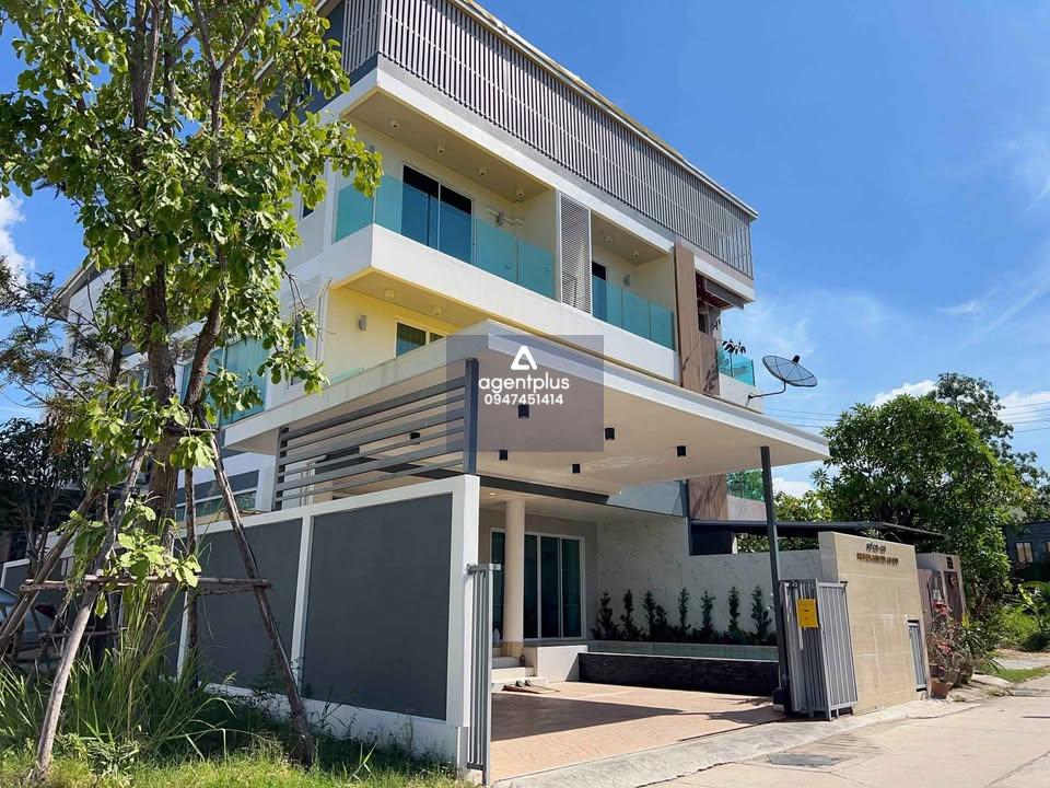 *ขายทาวน์โฮม 3 ชั้น พร้อมสระว่ายน้ำส่วนตัว – พัทยาใต้ 