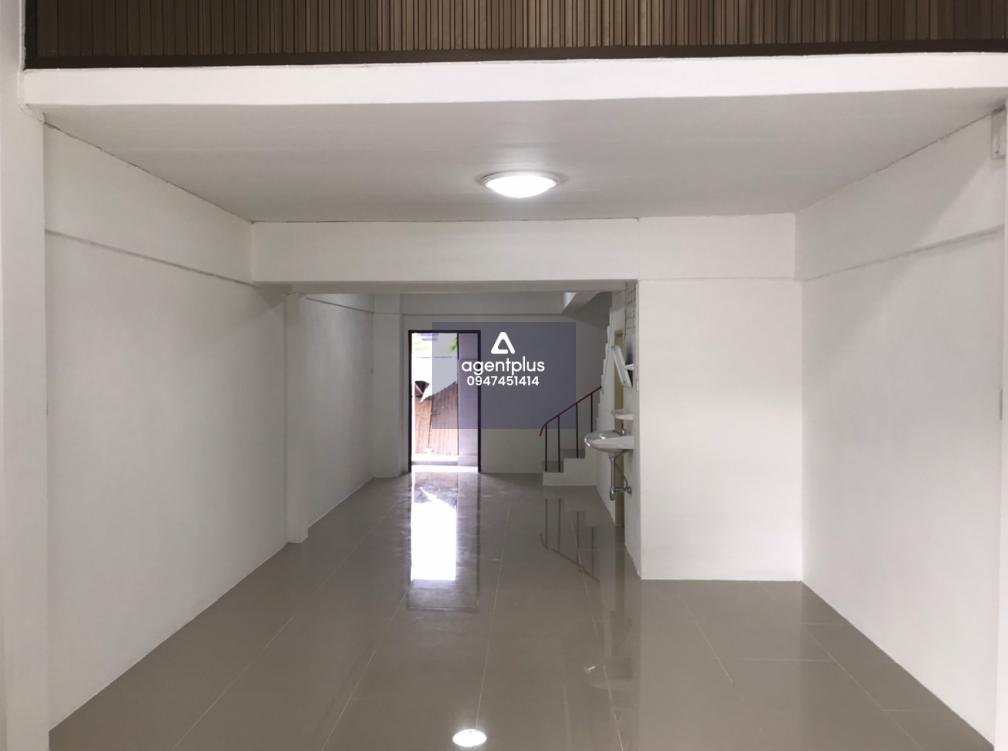 อาคารพาณิชย์ 3 ชั้น ตั้งอยู่บนทำเลดีในเขตเมืองชลบุรี ใกล้แหล่งชุมชน เดินทางสะดวก ใกล้ถนนสุขุมวิท การคมนาคมสะดวก พร้อมสาธารณูปโภคครบ เหมาะสำหรับอยู่อาศัยหรือทำการค้า