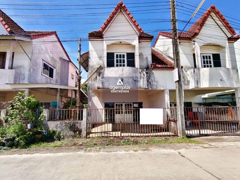 บ้านแฝด แกลง ระยอง ติดถนนหน้าเทศบาลซอย 8 ทรัพย์อยู่ห่างจากถนนสุขุมวิท (ทล.3) ประมาณ 700 เมตร