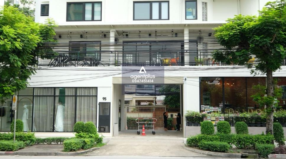 วิวสวย ดาดฟ้าตึกชั้น 6 ริมถนนใหญ่ พื้นที่ร้าน หรือสำนักงานให้เช่า 100 ตรม. สาทร  ริมถนนใหญ่นราธิวาส – เข้าออกทางสวนพลูได้ ติดคอนโด rhythm