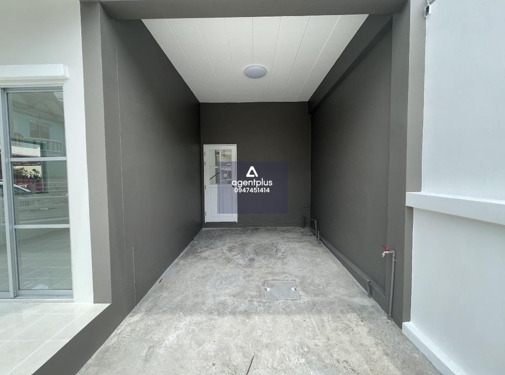 ทาวน์เฮ้าส์ 2 ชั้น ถนนศรีราชา-หนองค้อ ที่กม. 4+400 แยกหมู่บ้านประมาณ 350 เมตร โครงการเดอะพลัส ทำเลดีใกล้ถนนศรีราชา-หนองค้อ และตั้งอยู่ใกล้สิ่งอำนวยควาสะดวก