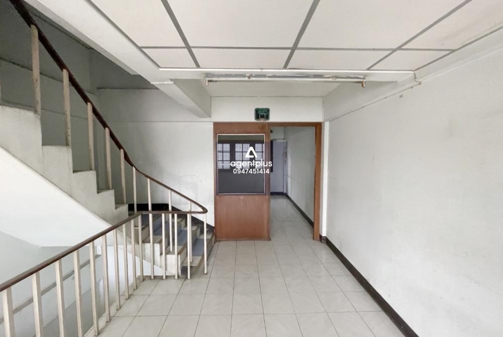 อาคารพาณิชย์ 2.5 ชั้น โดยรอบเป็นแหล่งชุมชน การคมนาคมสะดวก สาธารณูปโภคพร้อม