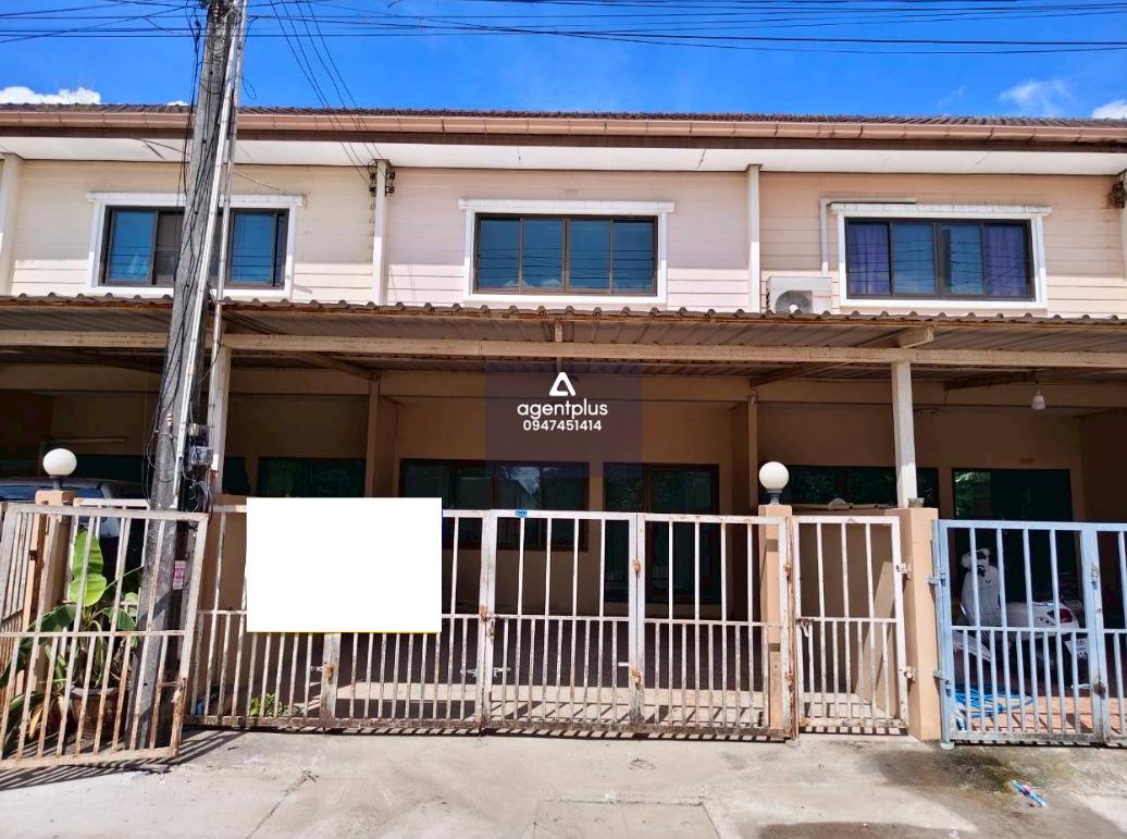 ทาวน์เฮ้าส์ 2 ชั้น ทำเลอยู่ติดกับถนนยายเรือน-หนองตาเสี่ยง ห่างจากถนนระยอง-บ้านค่าย ประมาณ 1กม.