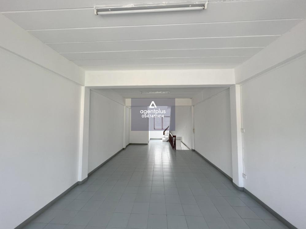 อาคารพาณิชย์ 3.5 ชั้น โครงการวิรากร สัตหีบ : ปรับปรุงใหม่ ทำเลดี ใกล้ถนนสุขุมวิท การคมนาคมสะดวก รายล้อมด้วยอาคารพาณิชย์และสิ่งอำนวยความสะดวกครบ พร้อมสาธารณูปโภค เหมาะสำหรับอยู่อาศัยและประกอบธุรกิจ