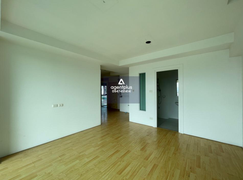 โครงการดิโฮมเพลส คอนโดมิเนียม ตั้งอยู่โซนเขารังใจกลางเมืองภูเก็ต การเดินทางเข้า-ออกสะดวก ห่างจากถนนแม่หลวนเพียง 70 เมตร