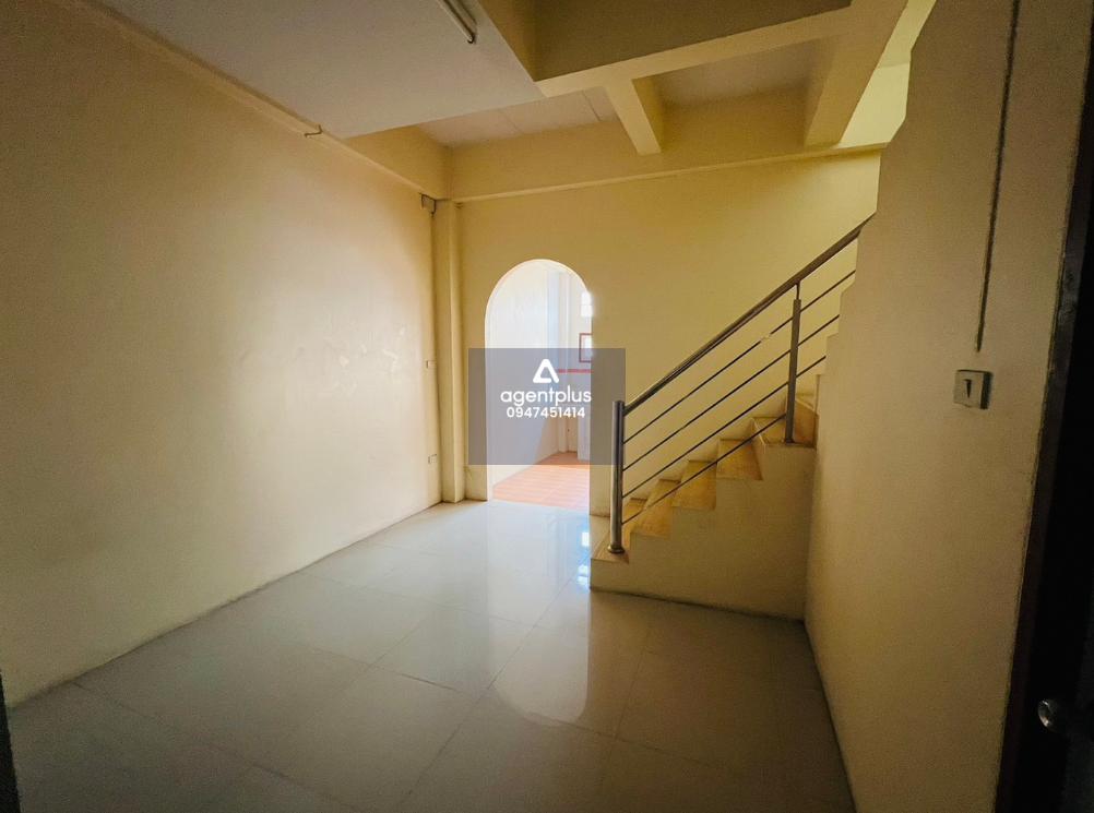 อาคารพาณิชย์ 3 ชั้น ติดถนนสายสุขุมวิท (ทล.3) เดินทางเข้า-ออกสะดวก อยู่ใกล้สถานที่สําคัญ สถานที่ราชการ, ห้างสรรพสินค้า, โรงเรียน