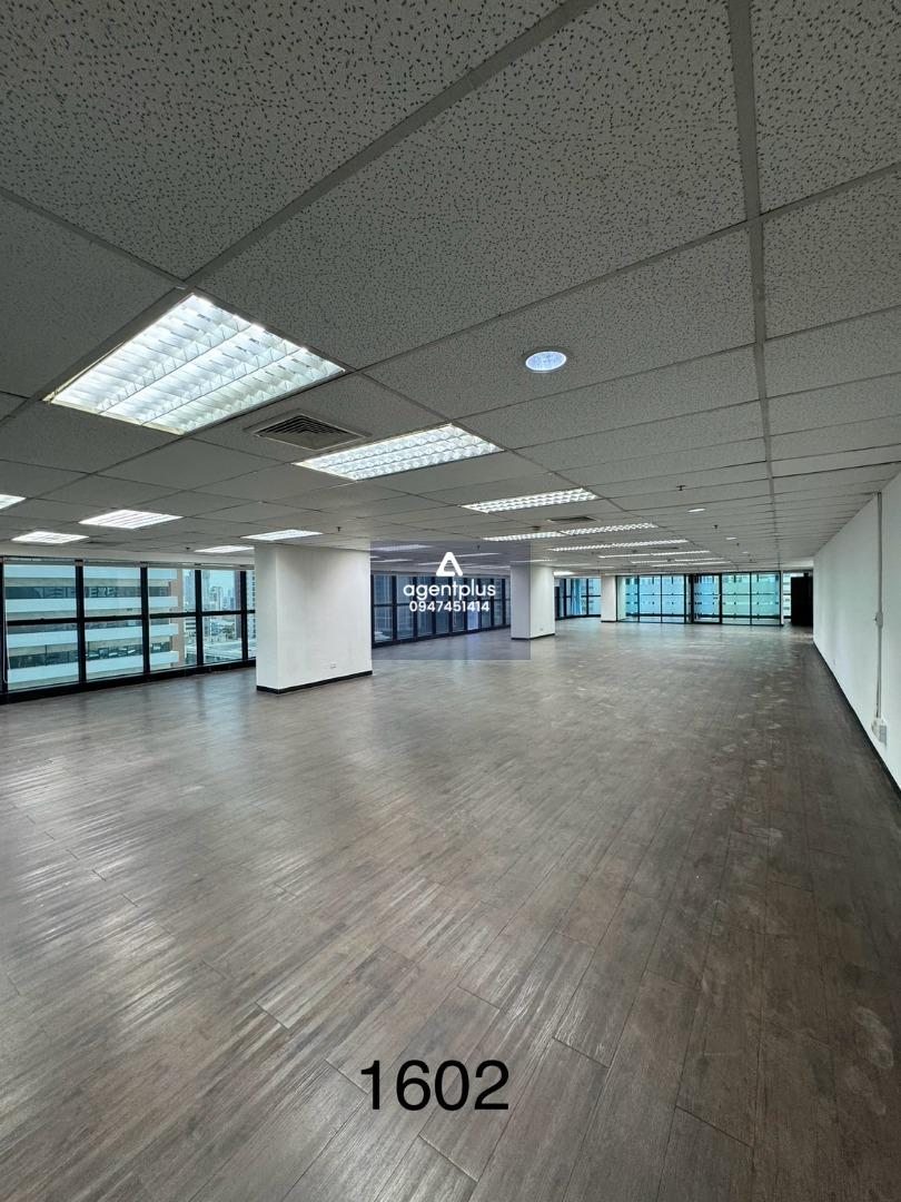 BANGKOK BUSINESS CENTER  **ออฟฟิศดี ทำเลเด็ด ใจกลางเอกมัย 🏢✨**  ตึก BBC – Bangkok Business Center