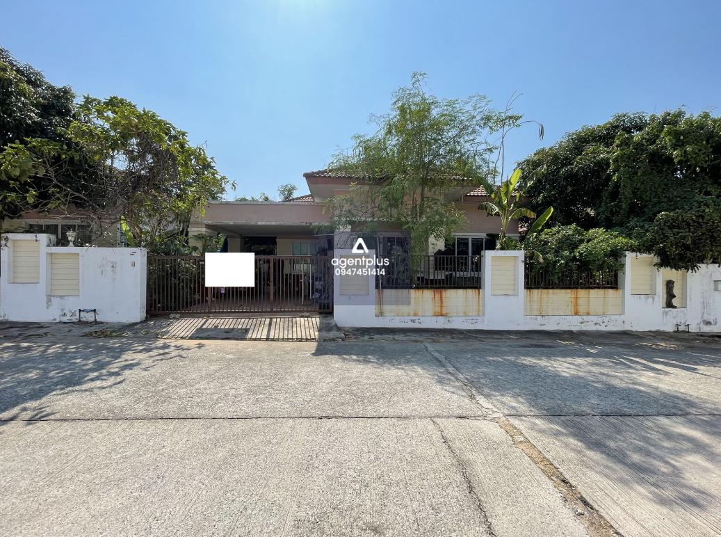 บ้านเดี่ยวชั้นเดียว ภายในกว้างขว้าง เบญจวรรณ ห่างจากถนนสายชลบุรี - ระยอง(ทล.36) เข้าถนนสายบ้านหนองปลาไหล-ต้นกระรอก (ชบ.2029) ใกล้สถานที่ราชการ, ห้างสรรพสินค้า, โรงเรียน การคมนาคมสะดวก และสาธารณูปโภคครบ