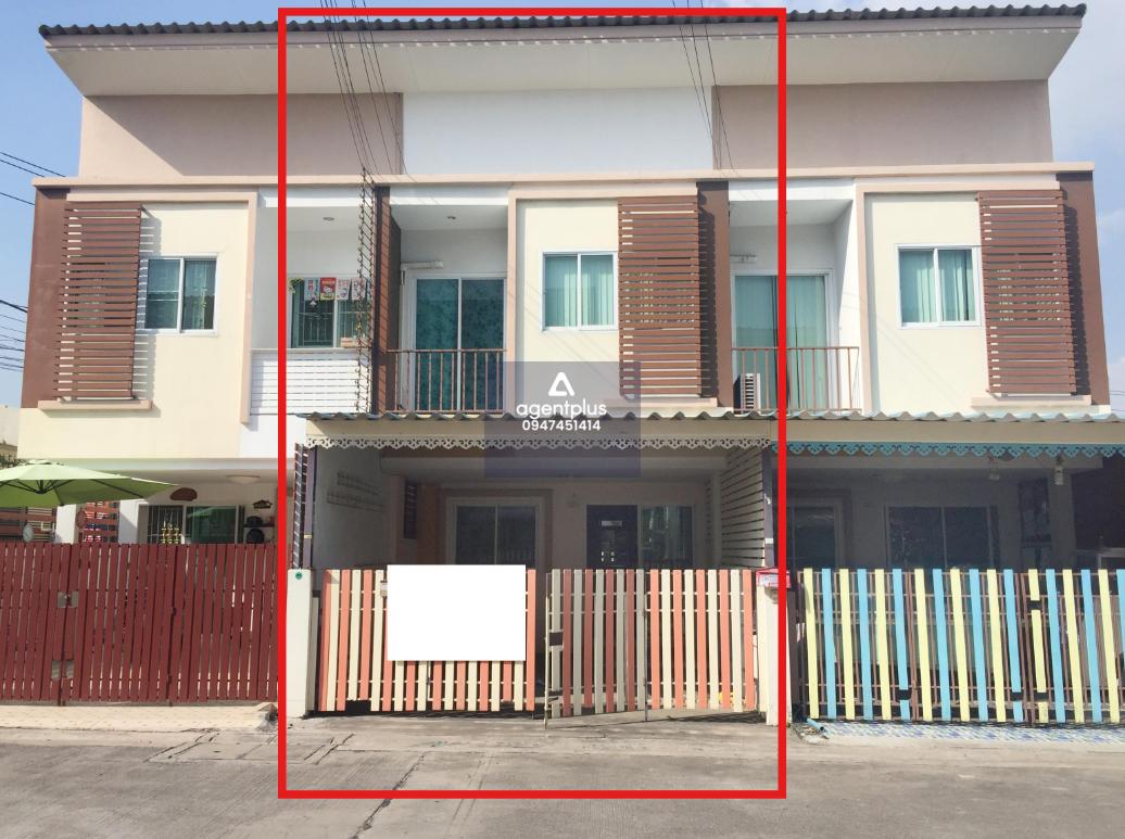 ทาวน์เฮ้าส์ 2 ชั้น การคมนาคมสะดวก สาธารณูปโภคครบครัน ใกล้แหล่งชุมชน ถนสุขุมวิท (ทล.3) แยกเข้าถนนเมืองใหม่กลาง 1.5 กม. และแยกเข้าถนนห้วยเล็กประมาณ 100 เมตร โครงการธนาพร แหลมฉบัง ศรีราชา