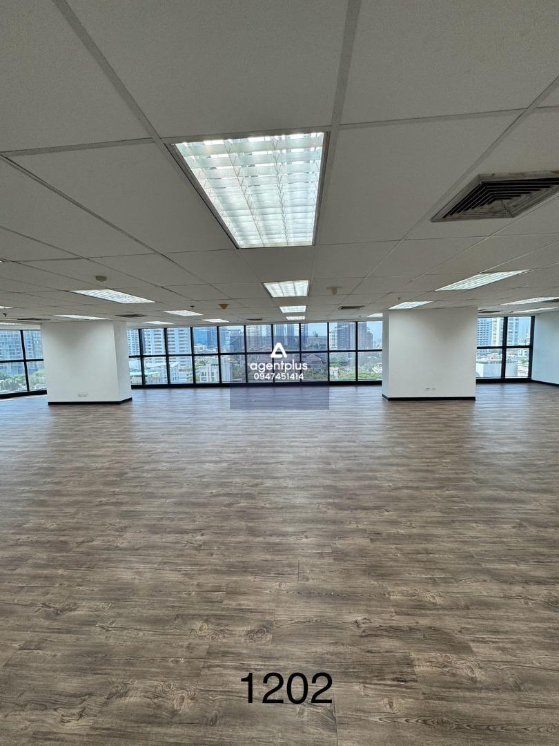BANGKOK BUSINESS CENTER  **ออฟฟิศดี ทำเลเด็ด ใจกลางเอกมัย 🏢✨**  ตึก BBC – Bangkok Business Center