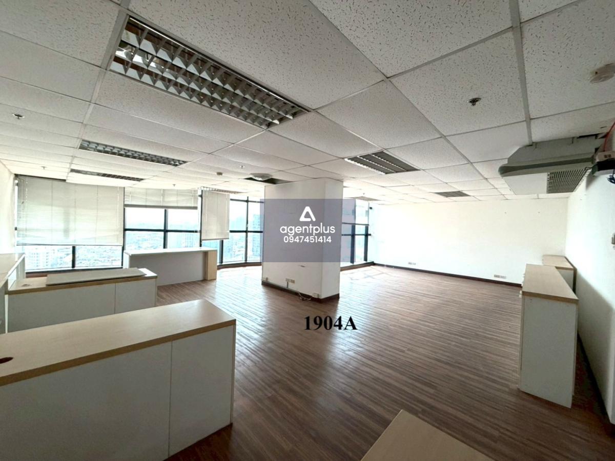 BANGKOK BUSINESS CENTER  **ออฟฟิศดี ทำเลเด็ด ใจกลางเอกมัย 🏢✨**  ตึก BBC – Bangkok Business Center