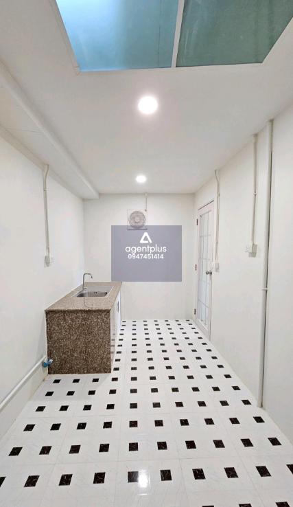 *บ้านทาวน์โฮม 2 ชั้น ตกแต่งใหม่ ทำเลดี ใกล้ห้างและแหล่งท่องเที่ยวสุพรรณบุรี ในราคาล้านต้นๆ ผ่อนเพียง 6,xxx เท่านั้น