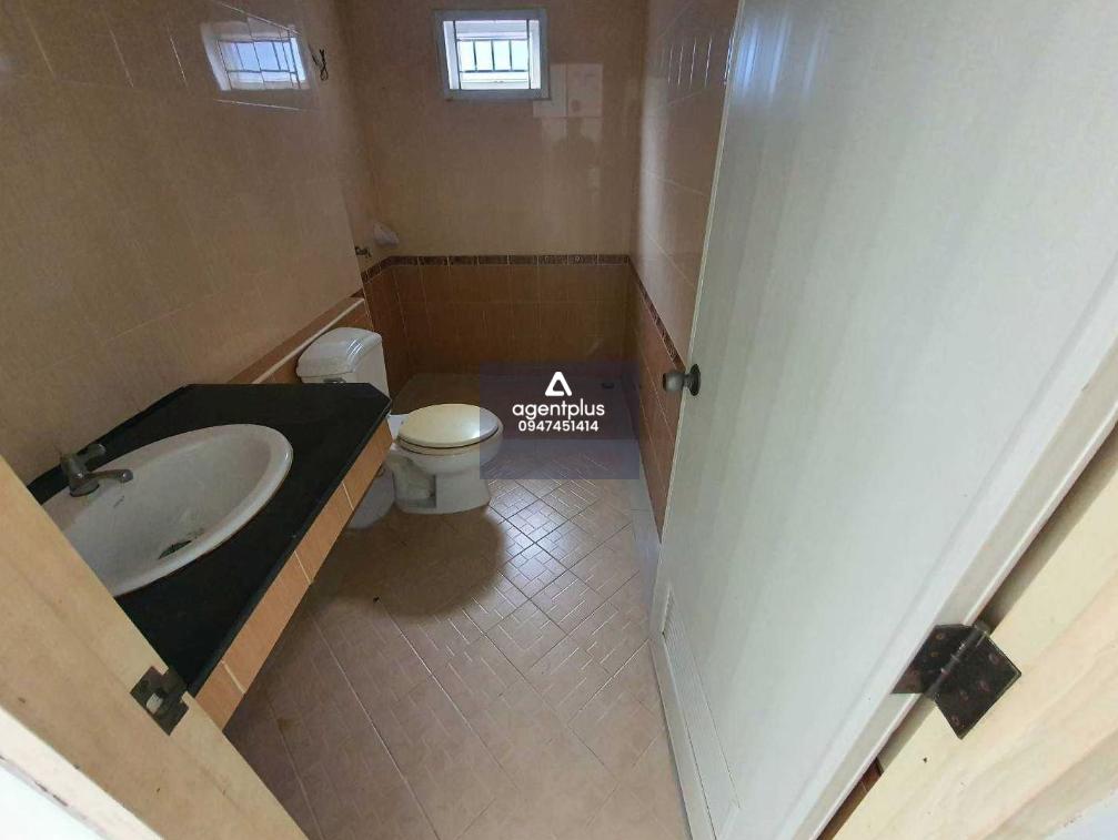 บ้านเดี่ยวชั้นเดียว โครงการตั้งอยู่ติดถนนหนองกาน้ำ-พานทอง (ชบ.3023) บริเวณ กม.ที่ 5+300 การคมนาคมสะดวก สาธารณูปโภคพร้อม โครงการพารากอนการ์เด้นโฮม พานทอง