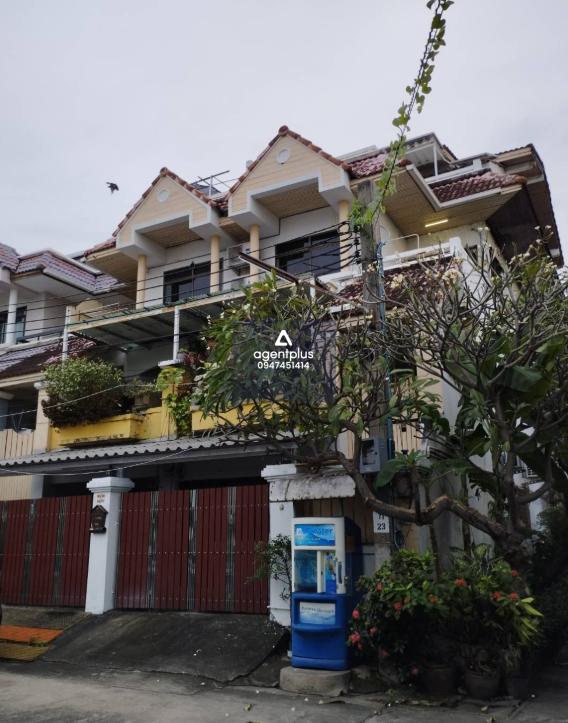 *ให้เช่า Home Office ชั้นล่างสุด พร้อมที่จอดรถ 1 คัน ค่าเช่าเพียง 12,000 บาท ต่อเดือน พร้อมเข้าอยู่หรือแบ่งปล่อยเช่า ทำ Hostel 6-10 เตียงได้ทันที จดทะเบียนบริษัทได้ ติดถนนศรีนครินทร์ ซอย 42 (สุภาพงษ์ 1) หมู่บ้านรอยัล นครินทร์วิลล่า