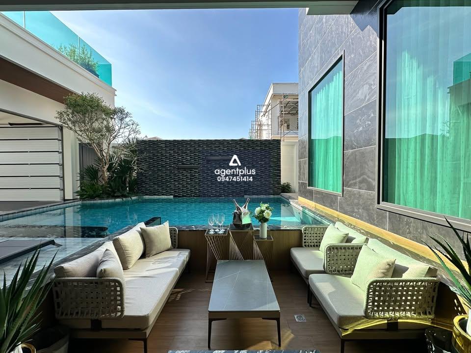 ขายบ้านพูลวิลล่าทำเลใจกลางเมืองพัทยา พร้อมสระว่ายน้ำส่วนตัวล้อมรอบด้วยสวนสีเขียว