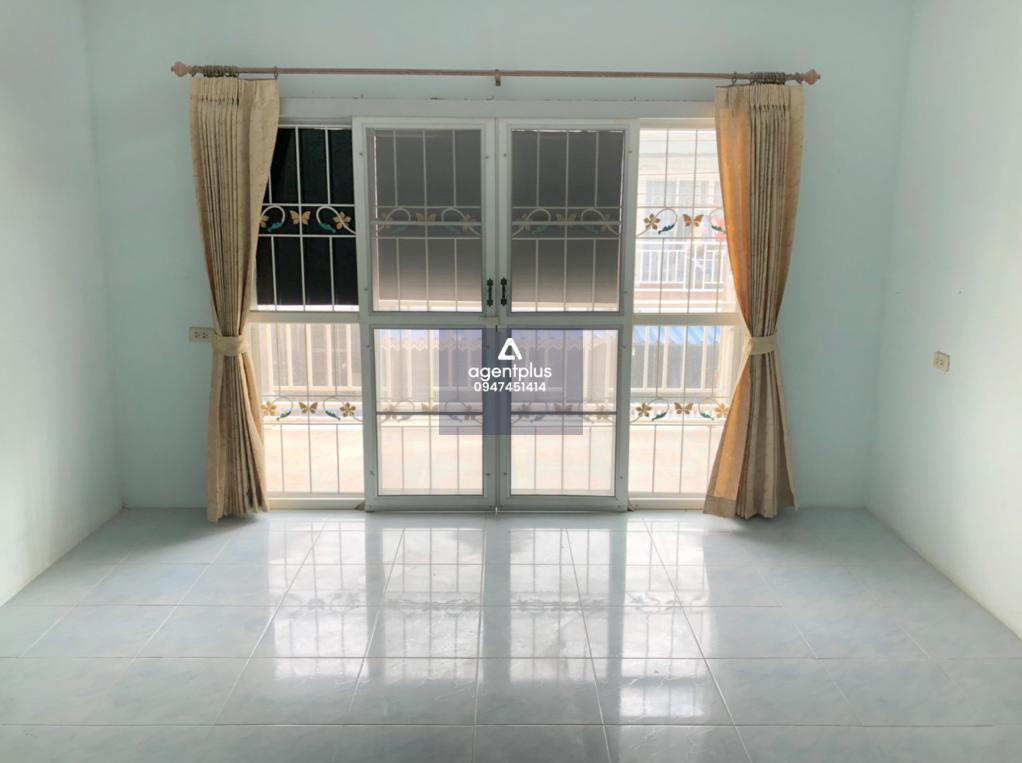 ทาวน์เฮ้าส์ 2 ชั้น จากถนนศุขประยูร (ทล.315) แยกเข้าถนนมิตรภาพ (ชบ.3057) ประมาณ 700 เมตร อีสแลนด์ แอนด์ เฮ้าส์ การคมนาคมสะดวก สาธารณูปโภคครบครัน ใกล้แหล่งชุมชน