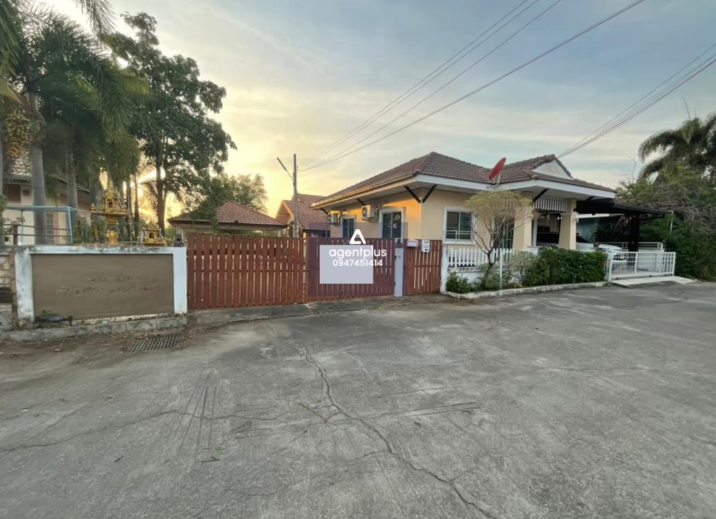 บ้านเดี่ยวชั้นเดียว จากทางคู่ขนาดมอเตอร์เวย์ ชลบุรี-พัทยา(ทล.7) แยกเข้าซอยดับเพลิง คูณทรัพย์ทวีสุข 1 ทำเลดีบริเวณโดยรอบเป็นแหล่งชุมชน การคมนาคมสะดวก สาธารณูปโภคพร้อม