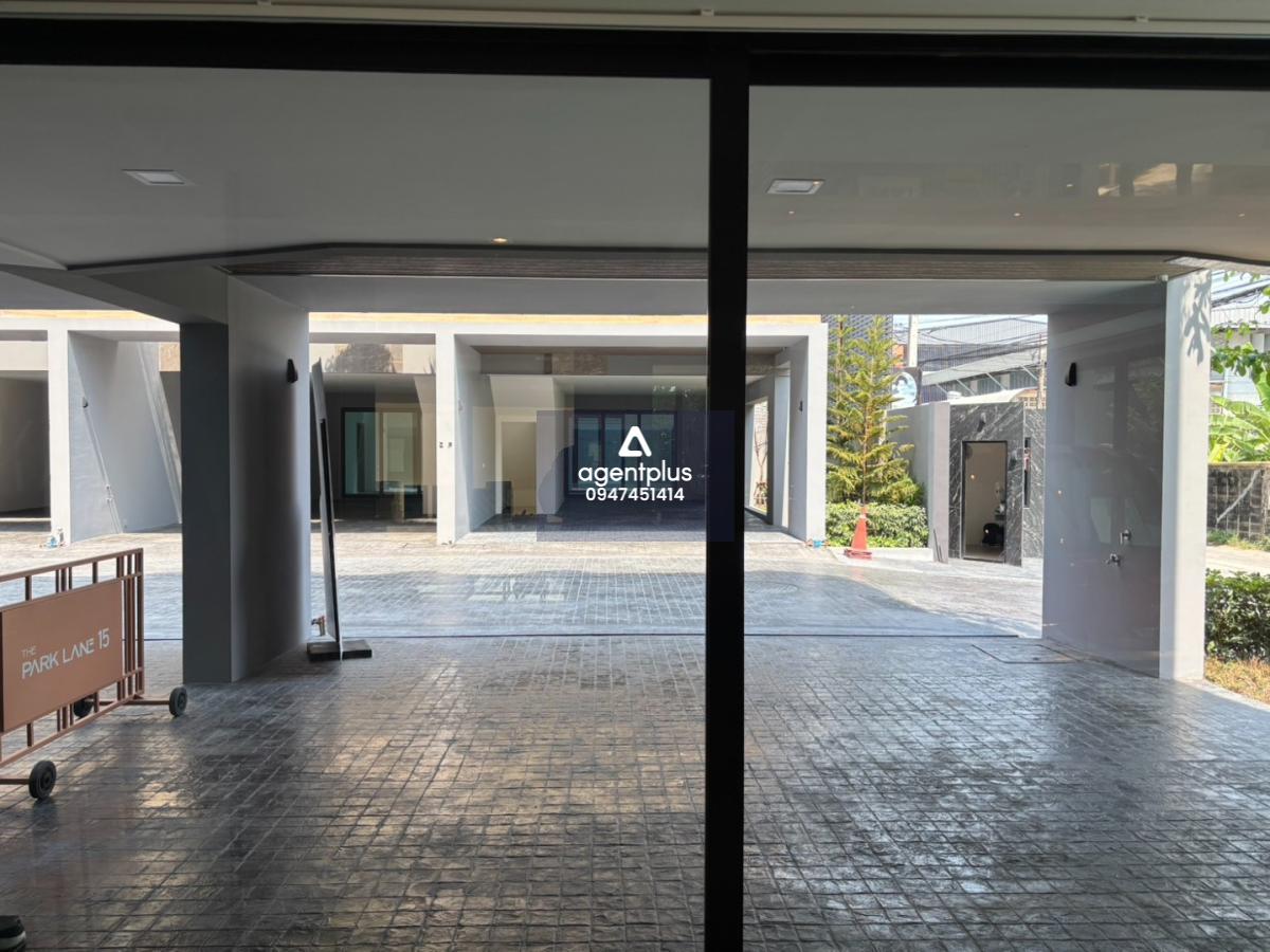 ขายบ้านหรู 4.5 ชั้น พร้อม Rooftop และสระว่ายน้ำส่วนตัว  ย่านสุขุมวิท — แบริ่ง | ทำเลศักยภาพ ใจกลางเมือง