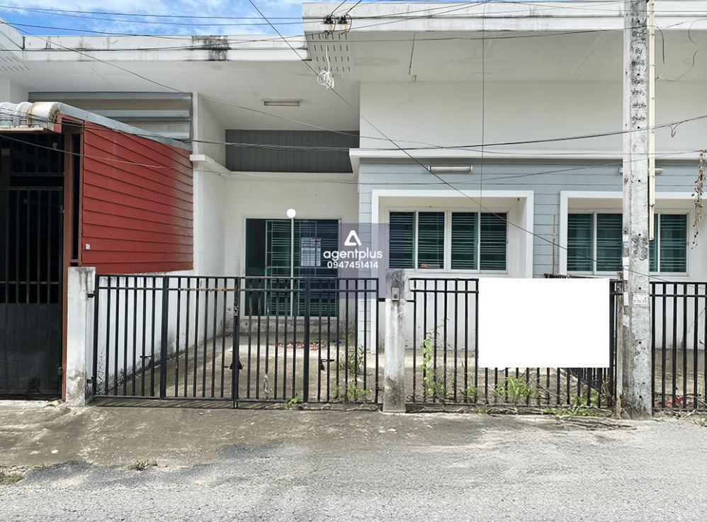 ทาวน์เฮ้าส์ชั้นเดียว ทำเลดีในแหล่งชุมชน การเดินทางเข้า-ออกสะดวก ห่างจากถนนสุขุมวิท (ทล.3) ประมาณ 450 เมตร โครงการบ้านสบาย ระยอง