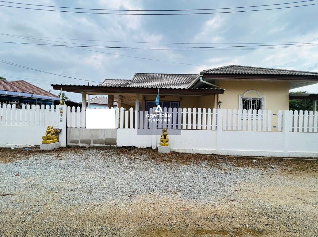 บ้านเดี่ยวชั้นเดียว ภายในกว้างขวาง ติดถนนเลียบทางรถไฟ เดินทางเข้า-ออกสะดวก อยู่ในย่านชุมชน ใกล้ร้านสะดวกซื้อ และร้านค้าชุมชน