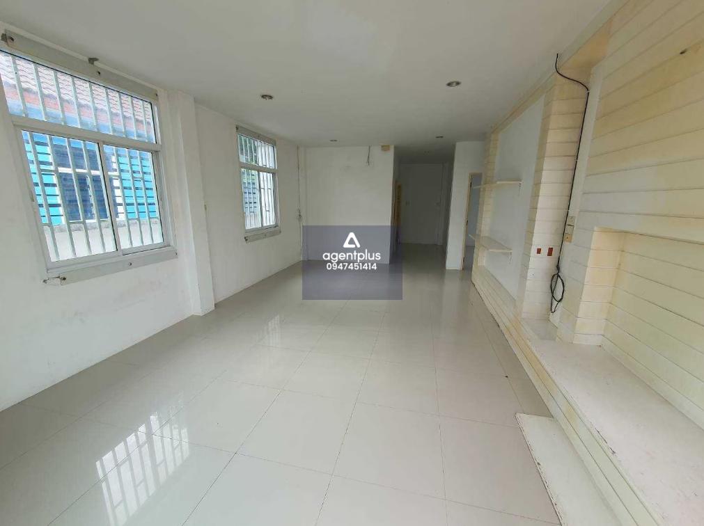 บ้านเดี่ยวชั้นเดียว โครงการตั้งอยู่ติดถนนหนองกาน้ำ-พานทอง (ชบ.3023) บริเวณ กม.ที่ 5+300 การคมนาคมสะดวก สาธารณูปโภคพร้อม โครงการพารากอนการ์เด้นโฮม พานทอง