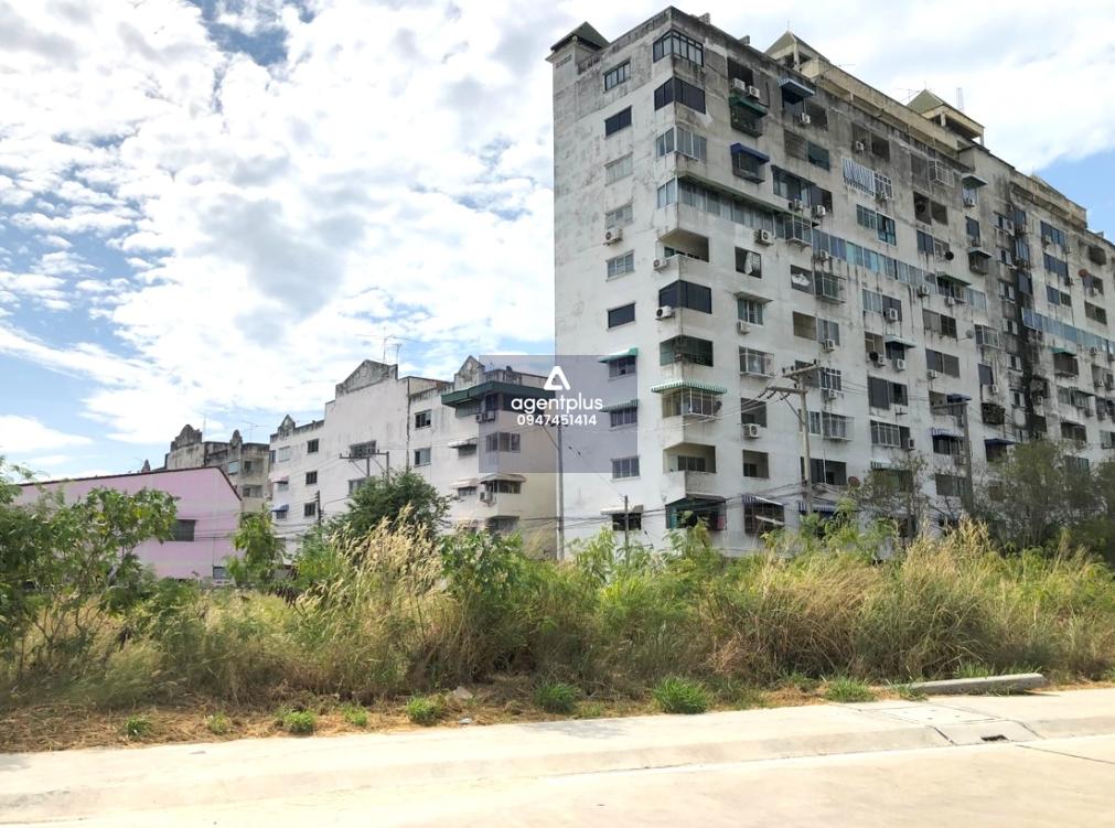 คอนโดมิเนียม เมืองใหม่คอนโดโฮม ทำเลดีในย่านเสม็ด เดินทางสะดวก ใกล้ถนนสุขุมวิท (ทล.3) และถนนพระยาสัจจา - คิรี รายล้อมด้วยสิ่งอำนวยความสะดวกทั้งห้างสรรพสินค้า โรงพยาบาล และสถานศึกษา เหมาะสำหรับพักอาศัยหรือปล่อยเช่าเพื่อการลงทุน