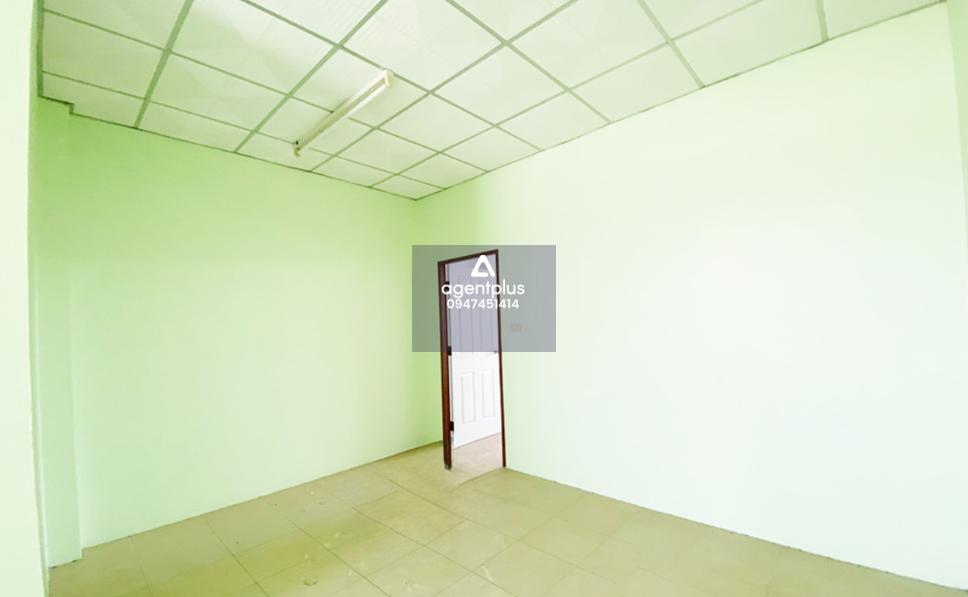 อาคารพาณิชย์ 2 ชั้น ห่างจากถนนสุขุมวิท (ทล.3) เพียง 50 เมตร ตั้งอยู่ในซอยเฉลิมชัย การคมนาคมสะดวก สาธารณูปโภคพื้นฐานครบ