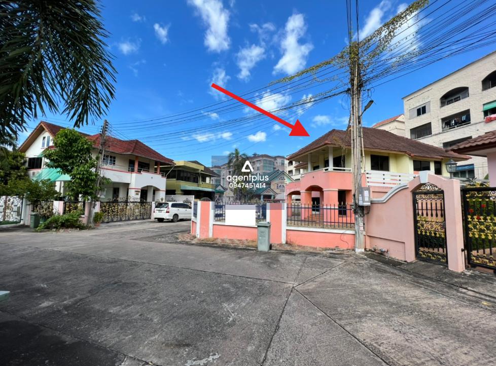 บ้านเดี่ยว 2 ชั้น ติดถนนสุขุมวิท (ทล.3) บริเวณ กม.ที่ 146+500 เซ็นทรัล ปาร์ค 2 ทำเลดีในแหล่งชุมชน บริเวณโดยรอบเป็นที่อยู่อาศัย สาธารณูปโภคครบครัน การเดินทางเข้า-ออกสะดวก