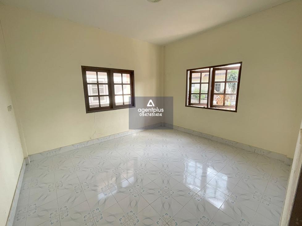 บ้านเดี่ยวชั้นเดียว คูณทรัพย์ทวีสุข 1 จากทางคู่ขนาดมอเตอร์เวย์ ชลบุรี-พัทยา(ทล.7) แยกเข้าซอยดับเพลิง ทำเลดีบริเวณโดยรอบเป็นแหล่งชุมชน การคมนาคมสะดวก สาธารณูปโภคพร้อม