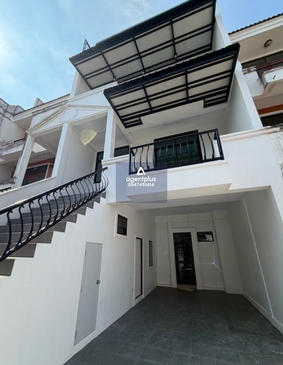 ให้เช่าทาวน์โฮม 4 ชั้น ขนาดใหญ่ ทำเลใจกลางบางนา เดินทางสะดวก ใกล้ทั้งไบเทคและ BTS เหมาะสำหรับอยู่อาศัยเป็นครอบครัว หรือใช้เป็นโฮมออฟฟิศได้สบาย