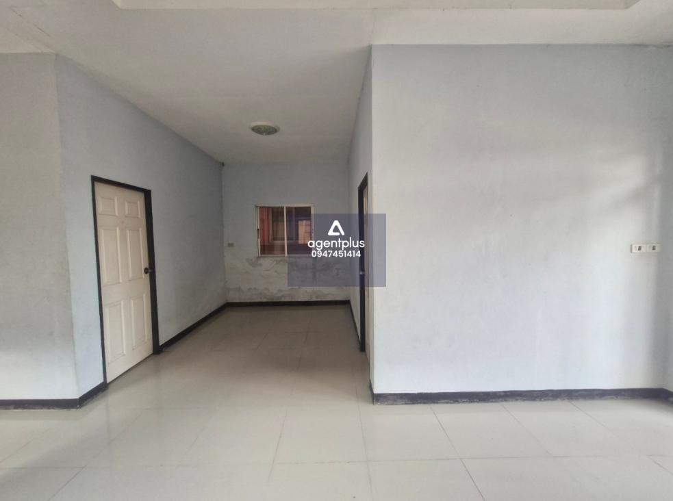 บ้านแฝดชั้นเดียว โครงสร้างอาคารคอนกรีตเสริมเหล็ก ในซ.ทรัพย์สมบัติ ถ.บ้านวังแขยง 8 ทรัพย์อยู่ห่างจากถนนสายปลวกแดง-ระเวิง ประมาณ 1 กิโลเมตร