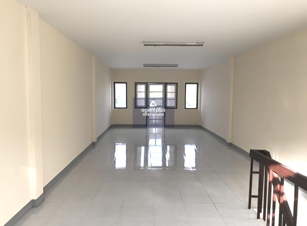 อาคารพาณิชย์ 3.5 ชั้น โครงการวิรากร ทำเลดี ใกล้ถนนสุขุมวิท การคมนาคมสะดวก รายล้อมด้วยอาคารพาณิชย์และสิ่งอำนวยความสะดวกครบ พร้อมสาธารณูปโภค เหมาะสำหรับอยู่อาศัยและประกอบธุรกิจ