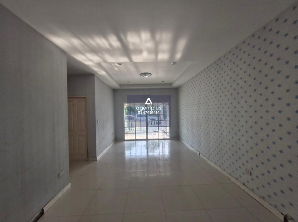 บ้านแฝดชั้นเดียว รูปแปลงที่ดินสี่เหลี่ยมผืนผ้า โครงการมีระบบรักษาความปลอดภัย ทำเลใกล้แหล่งชุมชน การคมนาคมเข้าออกสะดวก ถ.ปลวกแดง-สะพานสี่ อยู่ห่างจากถนนนิคมอุตสาหกรรมประมาณ 2.3 กิโลเมตร