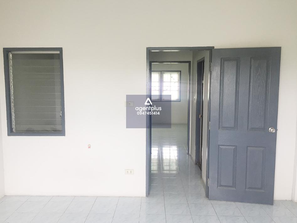 ทาวน์เฮ้าส์ 2 ชั้น โครงการเรือนแก้ว ศรีราชา ห่างจากถนนหนองคล้าใหม่ ประมาณ 1.5 กิโลเมตร การคมนาคมสะดวก สาธารณูปโภคครบครัน ใกล้แหล่งพักอาศัย