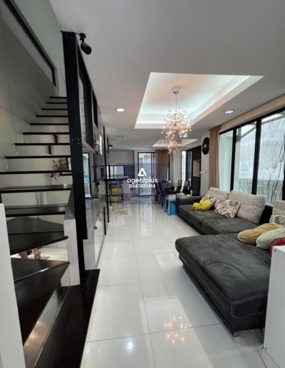 ขายทาวน์โฮม 3 ชั้น(หลังมุม) มบ.ศุภาลัยวิลล์-รัชดา 32 พร้อมเฟอร์นิเจอร์บิ้วอินทั้งหลัง สามารถเข้าอยู่ได้ทันที เดินทางสะดวกเพราะอยู่ใกล้รภไฟฟ้า 2 สาย(MRT - ลาดพร้าว และรถไฟฟ้าสายสีเหลือง- ลาดพร้าว)