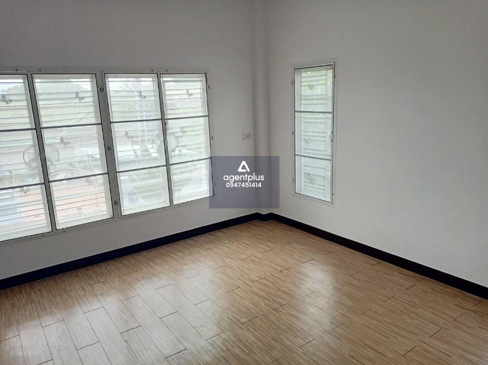 บ้านเดี่ยว 2 ชั้น เพลินใจ 4 เมืองระยอง ปรับปรุงใหม่ ทำเลดีใกลถนนเลี่ยงเมืองระยอง และตั้งอยู่ในแหล่งชุมชน ตรงข้ามสถานีขนส่งผู้โดยสารจังหวัดระยอง แห่งที่ 2 ใกล้สถานที่ราชการ ร้านอาหาร ร้านสะดวกซื้อ บริเวณรอบบ้านมีพื้นที่กว้างขวาง