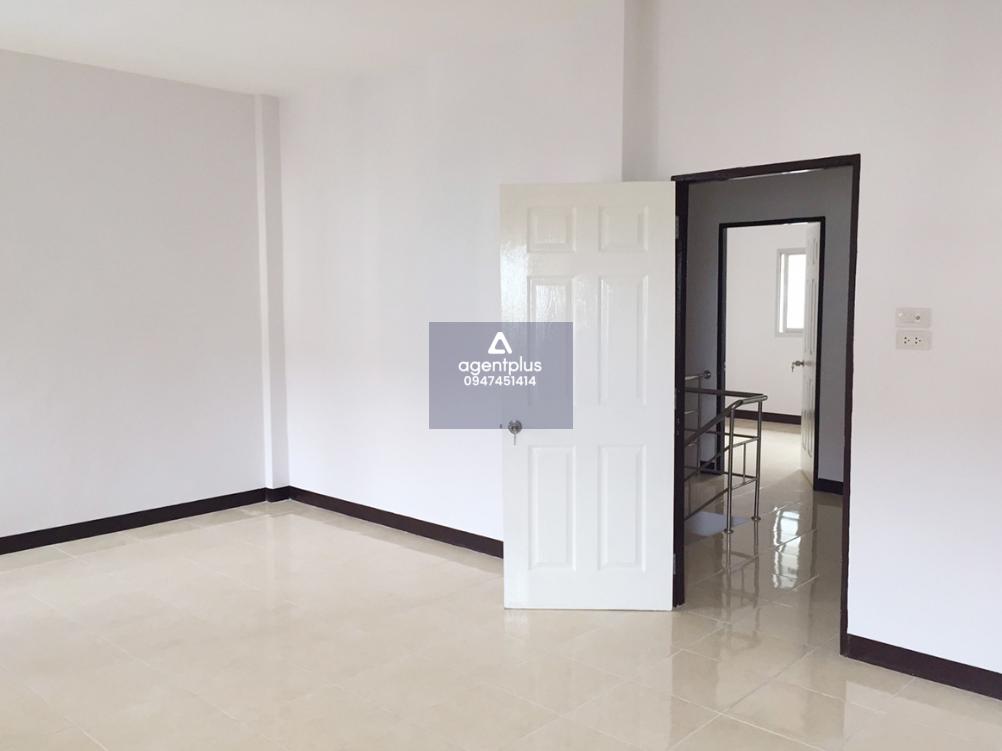 ทาวน์เฮ้าส์ 2 ชั้น ห่างจากถนนทล.331 ช่วงหลักกม.ที่ 92+600 แยกเข้าซอยทางเข้านิคมฯ อิสเทิร์นซีบอร์ด ประมาณ 1.5 กม. การคมนาคมสะดวก สาธารณูปโภคครบครัน ใกล้แหล่งชุมชน โครงการปารียา ศรีราชา