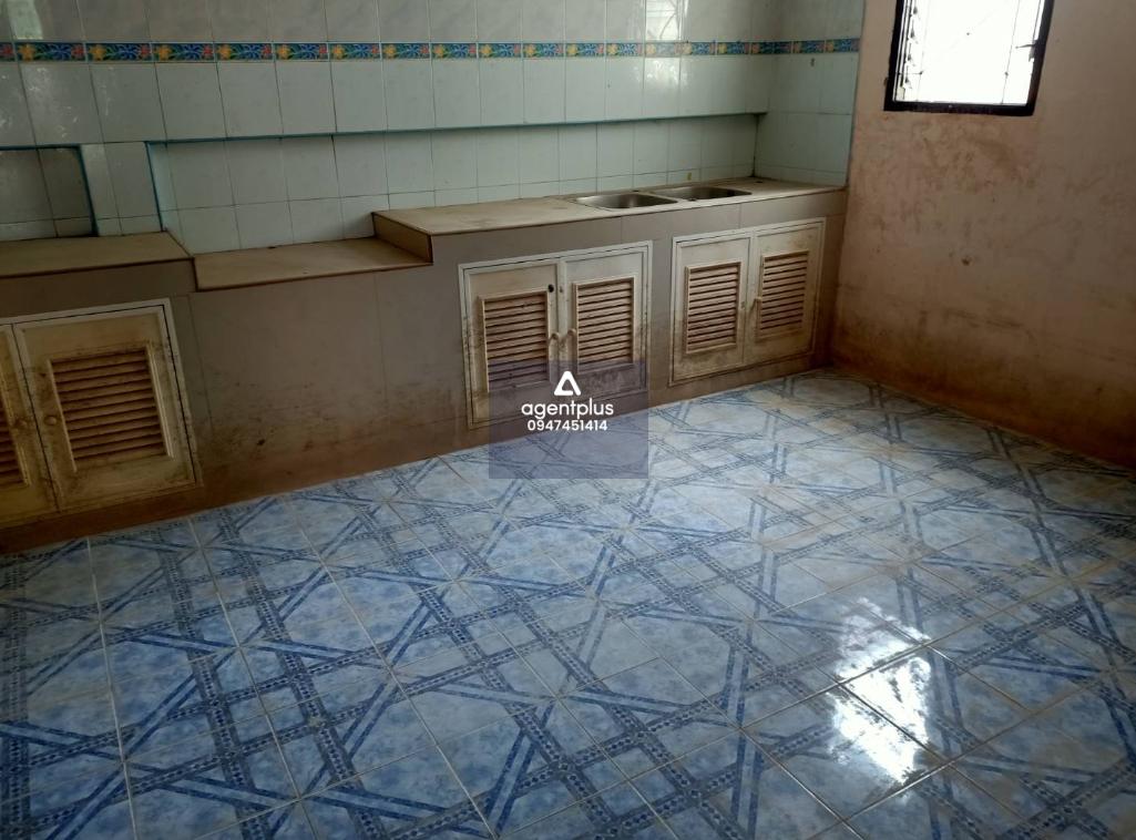 ทาวน์เฮ้าส์ชั้นเดียว โครงการแดนใหม่วิลล่า โครงการตั้งอยู่ในแหล่งชุมชน ใจกลางเมืองระยอง ถนนแหลมหิน-หนองมะหาด โครงการอยู่ห่างจากถนนนครระยอง 3 ประมาณ 700 เมตร การคมนาคมเข้าออกได้หลายเส้นทาง