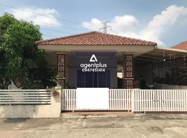 บ้านเดี่ยวชั้นเดียว ทำเลดี เดินทางเข้า-ออกสะดวก ใกล้ถนนสุขุมวิท (ทล.3) บริเวณโดยรอบเป็นที่อยู่อาศัย โครงการดีซี โฮม ชลบุรี ใกล้ร้านสะดวกซื้อและร้านค้าชุมชน