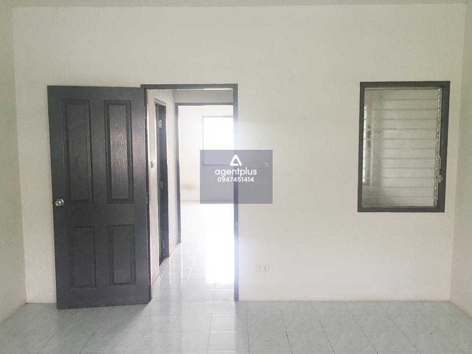 ทาวน์เฮ้าส์ 2 ชั้น โครงการเรือนแก้ว ศรีราชา ห่างจากถนนหนองคล้าใหม่ ประมาณ 1.5 กิโลเมตร การคมนาคมสะดวก สาธารณูปโภคครบครัน ใกล้แหล่งพักอาศัย