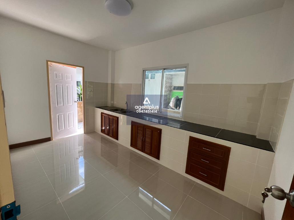 บ้านเดี่ยว 2 ชั้น ถนน อบจ. พานทอง โครงการโชติกา โมเดิร์นนิตี้ ชลบุรี : ปรับปรุงใหม่ บริเวณโดยรอบเป็นที่อยู่อาศัยและตั้งอยู่ใกล้โรงเรียนพานทอง การคมนาคมสะดวก สาธารณูปโภคพร้อม