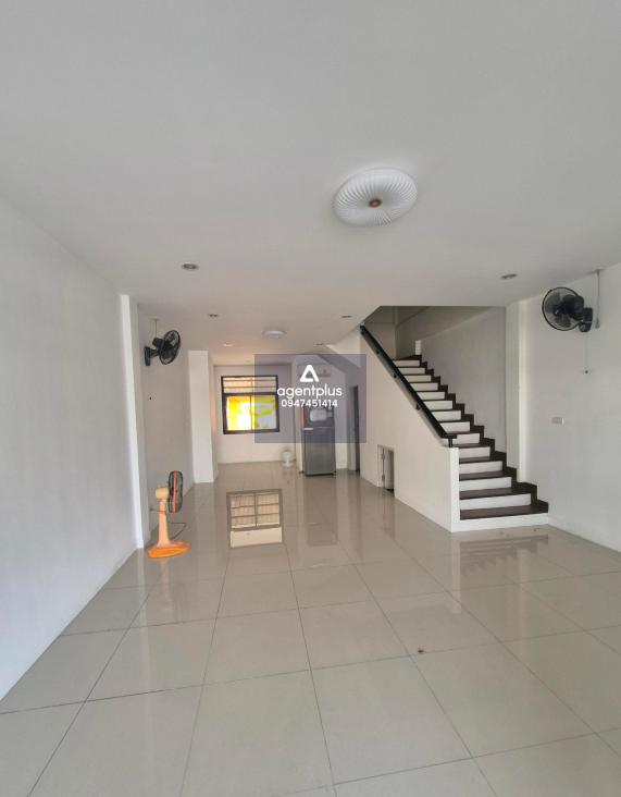 ทาวน์เฮ้าส์ 3 ห้องนอน โครงการกุลพันธ์ 9 – เดินถึงโรงเรียนนานาชาติลานนาได้ ทำเลเยี่ยมสำหรับครอบครัว ใกล้กาดฝรั่งเพียงไม่กี่นาที โครงการเงียบสงบ ปลอดภัย เหมาะแก่การอยู่อาศัย