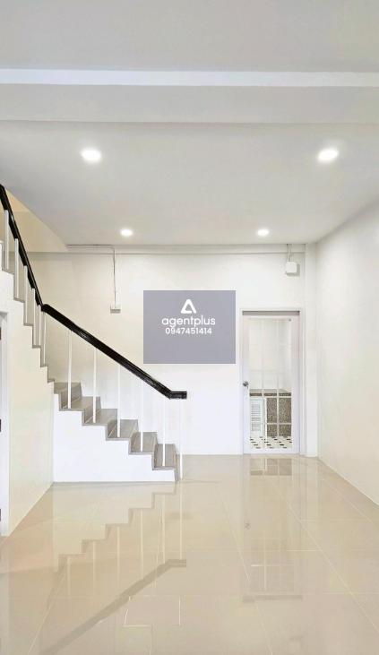 *บ้านทาวน์โฮม 2 ชั้น ตกแต่งใหม่ ทำเลดี ใกล้ห้างและแหล่งท่องเที่ยวสุพรรณบุรี ในราคาล้านต้นๆ ผ่อนเพียง 6,xxx เท่านั้น
