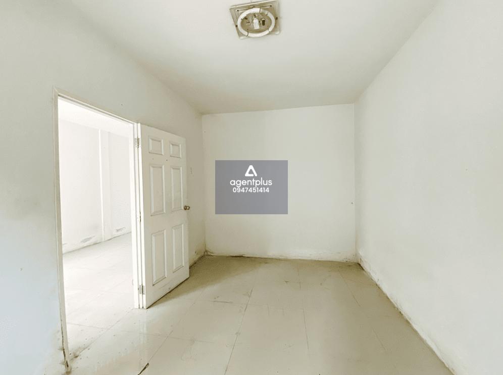 ทาวน์เฮ้าส์ชั้นเดียว ทำเลดีในแหล่งชุมชน การเดินทางเข้า-ออกสะดวก ห่างจากถนนสุขุมวิท (ทล.3) ประมาณ 450 เมตร โครงการบ้านสบาย ระยอง