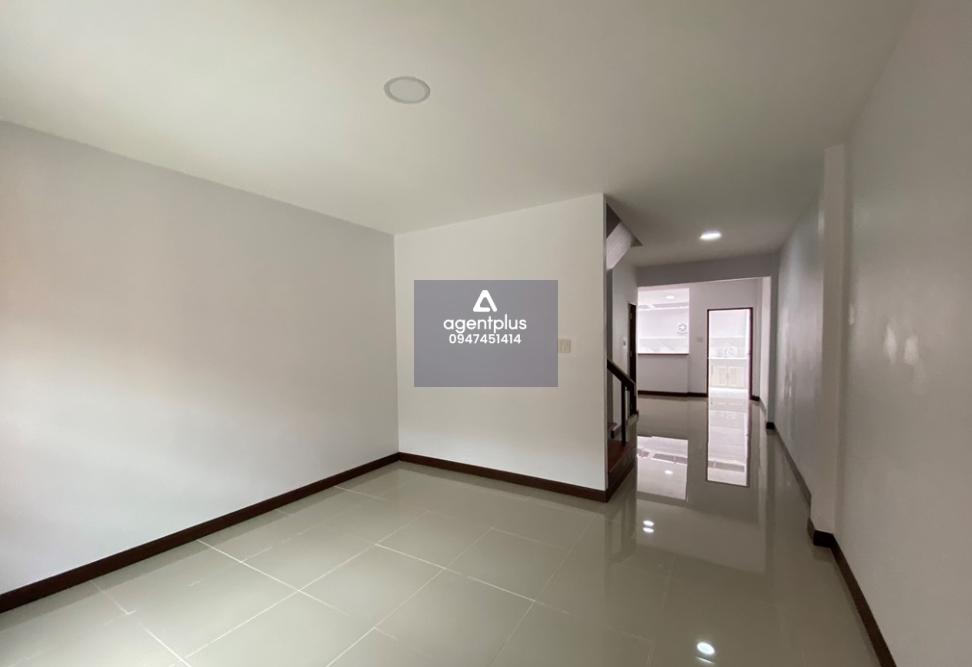 ทาวน์เฮ้าส์ 2 ชั้น การคมนาคมสะดวก สาธารณูปโภคครบครัน ซอยสุขุมวิท 59 ห่างจากถนนสุขุมวิท (ทล.3) ประมาณ 230 ม. โครงการนลินรัตน์