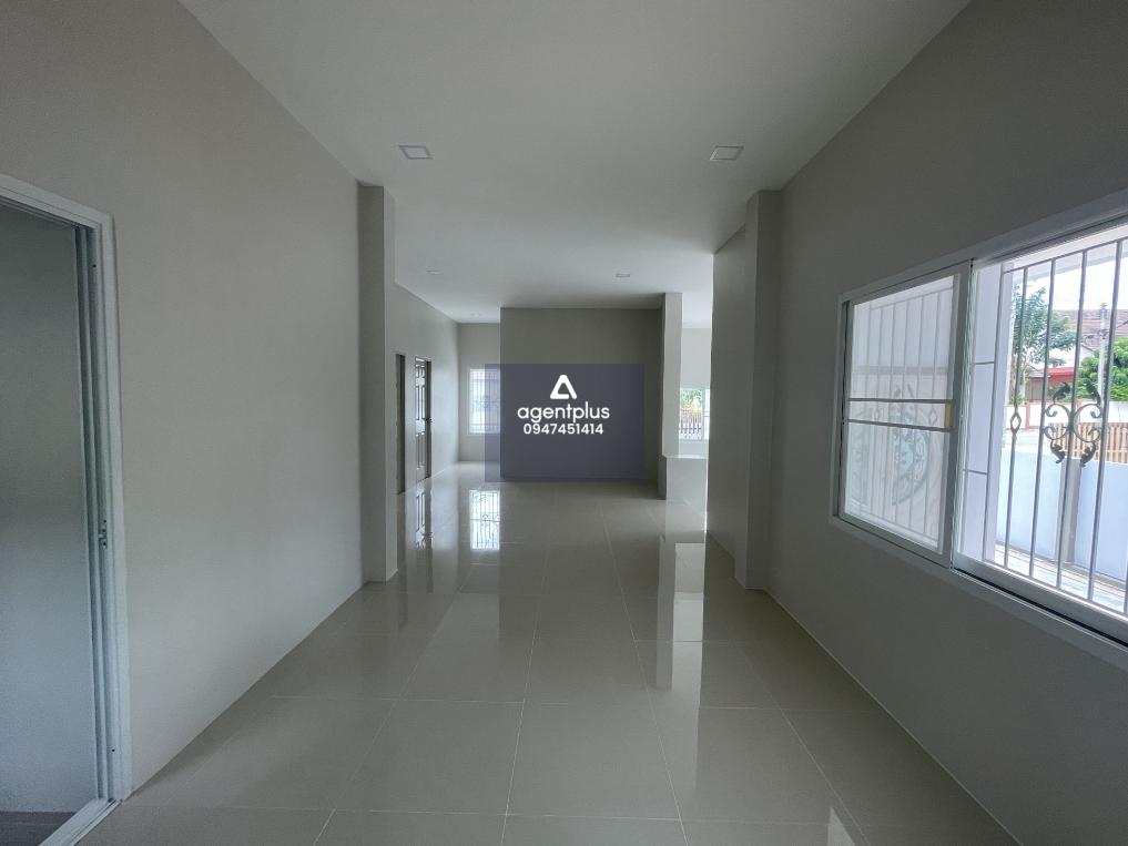 บ้านเดี่ยว 1 ชั้น ตกแต่งพร้อมอยู่ภายในกว้างขวาง โครงการร่มรื่น ล้อมด้วยภูเขา ให้ความเป็นส่วนตัวเหมาะกับการอยู่อาศัยหรือพักผ่อน การเดินทางขึ้นทางพิเศษมอเตอร์เวย์ (หมายเลข 7) รายล้อมด้วยแหล่งอำนวยความสะดวกครบครัน โครงการนาวีเฮ้าส์ 37