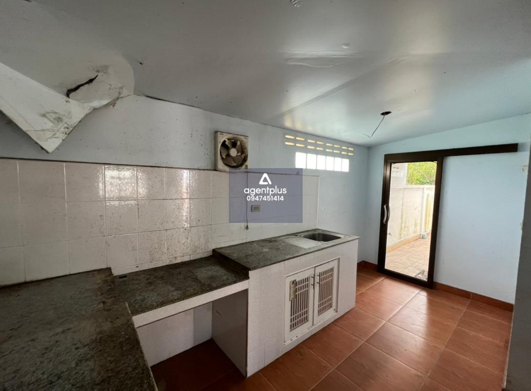 บ้านแฝดชั้นเดียว บ้านสวน กษิรา ติดถนนซอยชุมชนหนองหว้า เดินทางเข้า-ออกสะดวก อยู่ในแหล่งชุมชน