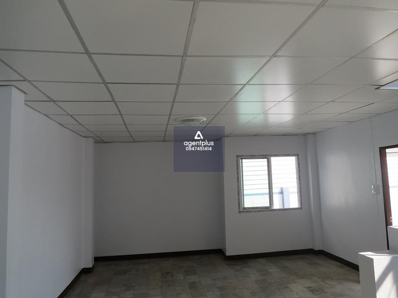 โครงการทรัพย์กมล บ้านเดี่ยว 2 ชั้น รีโนเวทแล้วพร้อมอยู่อาศัย การเดินทางสะดวก สามารถเข้า-ออกได้จากถนนสุวินทวงศ์ ซึ่งเชื่อมต่อกับถนนฉลองกรุงและถนนร่มเกล้าได้ง่าย มีแหล่งอำนวยความสะดวกครบครัน